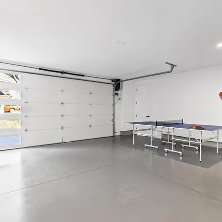 Hot Tub Poker Pool Table & Rooftop Mls View Holiday home *