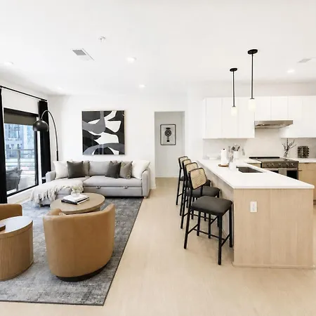 Layla's Downtown Nash Retreat | Walk To Broadway - Pool, Gym, Private Balcony, And More! Holiday home *