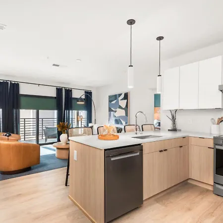 Holiday home Layla's Downtown Nash Retreat | Walk To Broadway - Pool, Gym, Private Balcony, And More! *