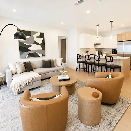 Holiday home Layla's Downtown Nash Retreat | Walk To Broadway - Pool, Gym, Private Balcony, And More! *