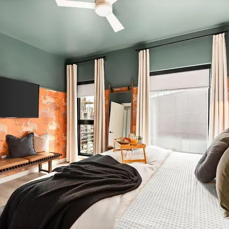 Layla's Downtown Nash Retreat | Walk To Broadway - Pool, Gym, Private Balcony, And More! * Nashville