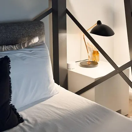 Holiday home Layla's Downtown Nash Retreat | Walk To Broadway - Pool, Gym, Private Balcony, And More! *