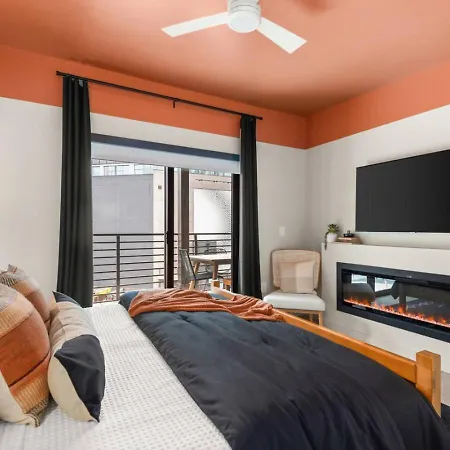 Layla's Downtown Nash Retreat | Walk To Broadway - Pool, Gym, Private Balcony, And More! Holiday home Nashville