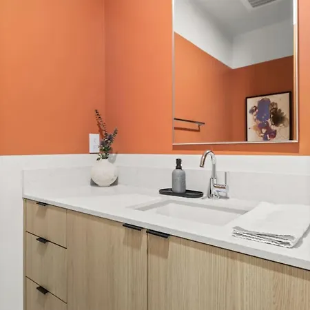 Layla's Downtown Nash Retreat | Walk To Broadway - Pool, Gym, Private Balcony, And More! * Nashville