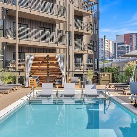 Holiday home Layla's Downtown Nash Retreat | Walk To Broadway - Pool, Gym, Private Balcony, And More! *
