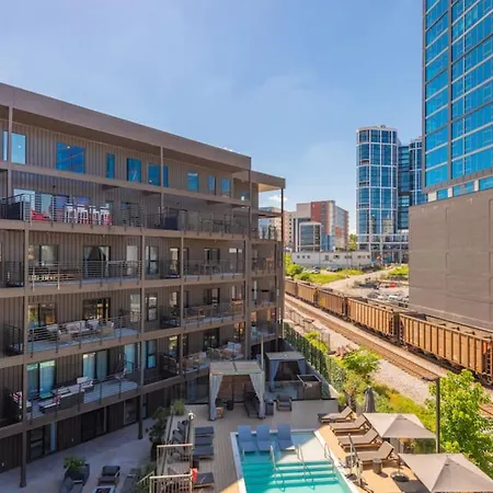 Layla's Downtown Nash Retreat | Walk To Broadway - Pool, Gym, Private Balcony, And More! Holiday home Nashville