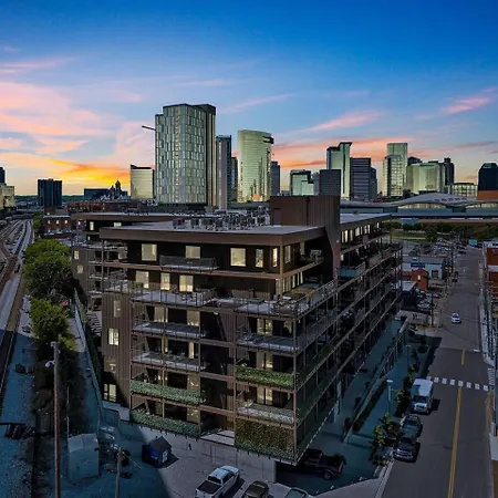 Layla's Downtown Nash Retreat | Walk To Broadway - Pool, Gym, Private Balcony, And More! Holiday home *