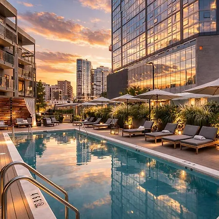 Layla's Downtown Nash Retreat | Walk To Broadway - Pool, Gym, Private Balcony, And More! Holiday home *