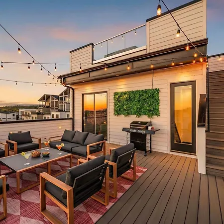 Holiday home Disco Themed Hot Tub & Rooftop Decks In *