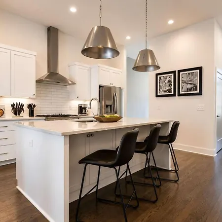 2 West End Homes Minutes To Broadway