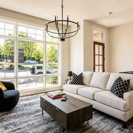 Holiday home Stylish West End With Rooftop & Patio
