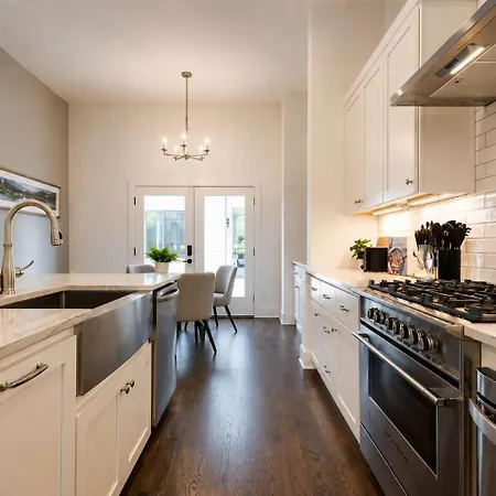 Holiday home 2 West End Homes Minutes To Broadway