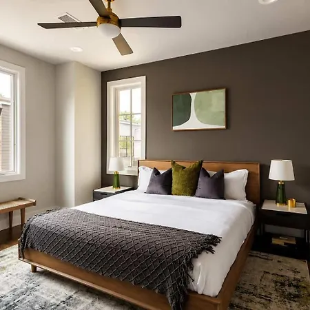 Holiday home Stylish West End With Rooftop & Patio *