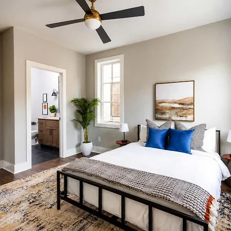 Holiday home 2 West End Homes With Stunning Rooftop Views