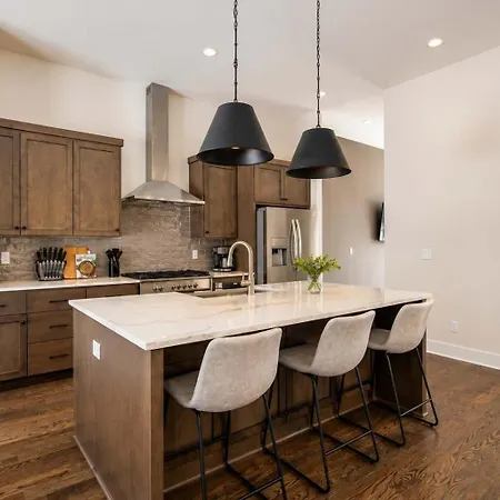 Stylish West End With Rooftop & Patio Holiday home