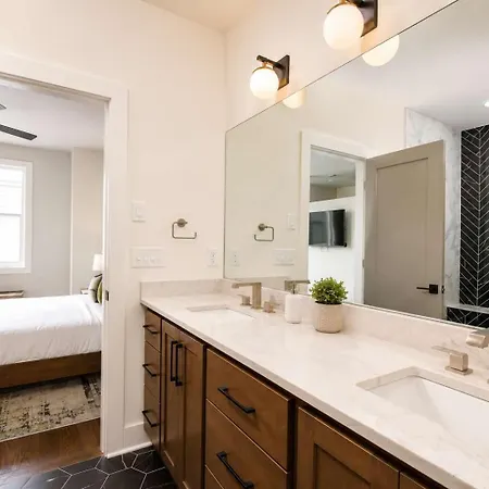 Stylish West End With Rooftop & Patio Holiday home *