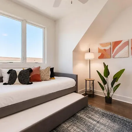 West End Getaway Balcony Near Broadway *