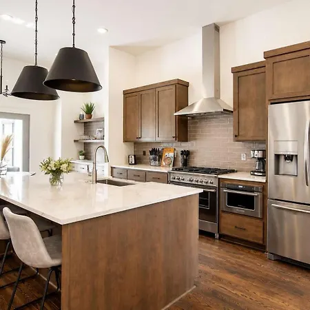 Stylish West End With Rooftop & Patio Holiday home