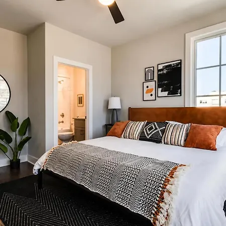 2 West End Homes Minutes To Broadway Holiday home *