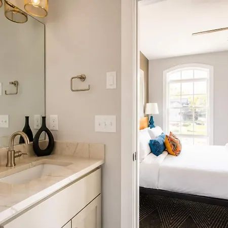 Holiday home Stylish West End With Rooftop & Patio *
