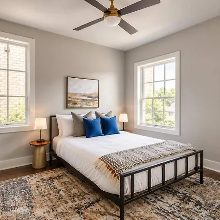 Stylish West End With Rooftop & Patio Nashville