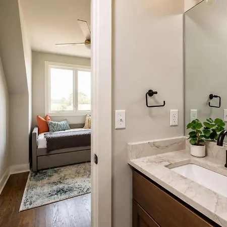 Stylish West End With Rooftop & Patio Nashville