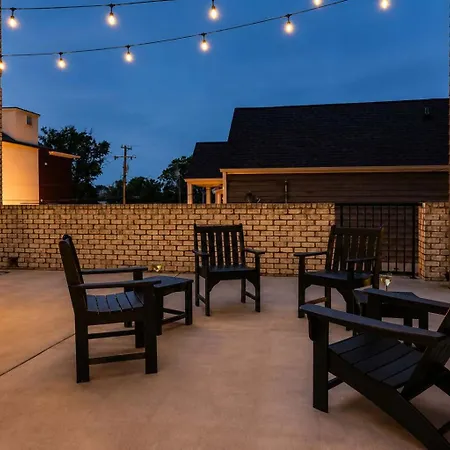 Stylish West End With Rooftop & Patio *
