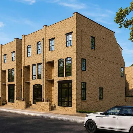 Stylish West End With Rooftop & Patio Holiday home