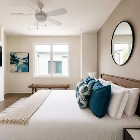Holiday home 2 West End Homes With Stunning Rooftop Views *