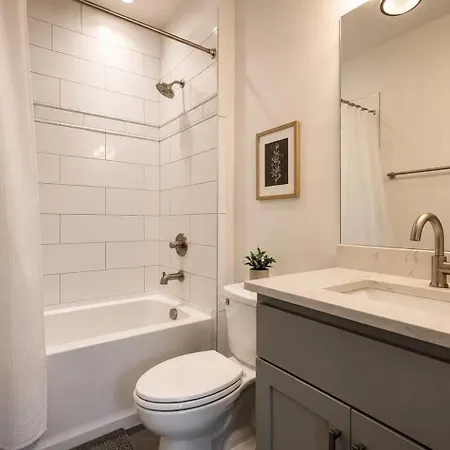 Holiday home 2 West End Homes Minutes To Broadway *