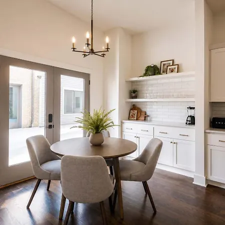 Holiday home 2 West End Homes With Stunning Rooftop Views Nashville