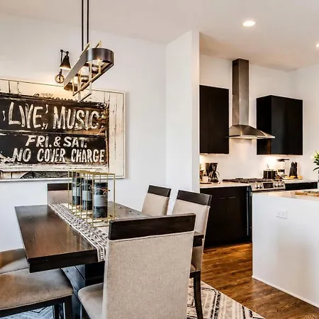 Cowgirl's Hideaway-rooftop Patio- 2 Mi To Broadway Holiday home *