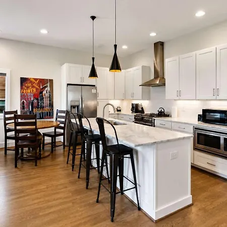 Holiday home Gorgeous Home-2 Miles To Lower Broadway *