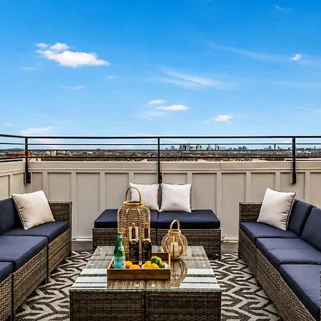 Modern Rooftop & Hot Tub *