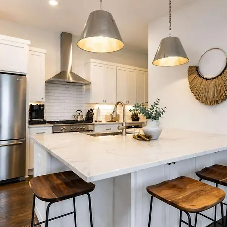 Holiday home 2 New Homes Near Vandy & 3 Min To Bars