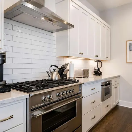 2 New Homes Near Vandy & 3 Min To Bars *