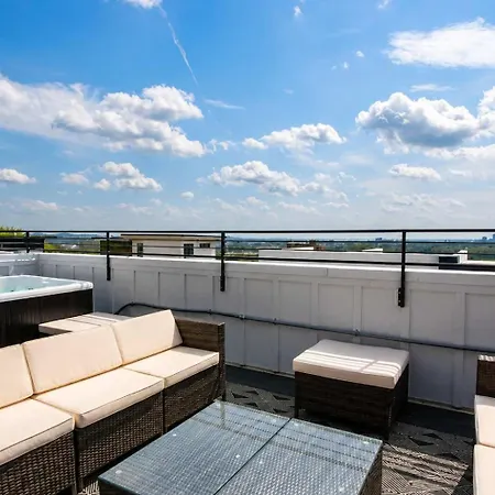 Holiday home 2 Homes Hot Tubs Sleeps Up To 24 Nashville