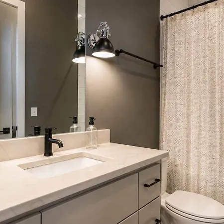 Holiday home 2 New Homes Near Vandy & 3 Min To Bars Nashville