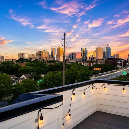 Escape Skyline Views Minutes To Broadway Holiday home *