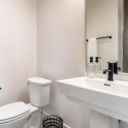 2 New Homes Near Vandy & 3 Min To Bars Holiday home Nashville