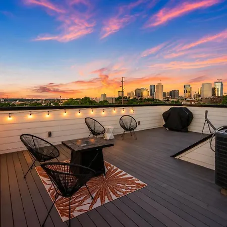 Escape Skyline Views Minutes To Broadway Holiday home *