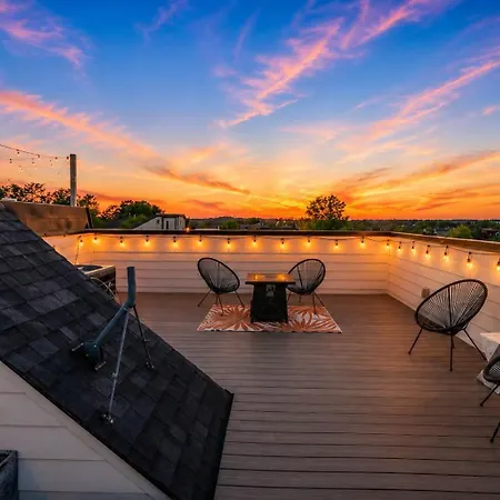 Escape Skyline Views Minutes To Broadway Holiday home *