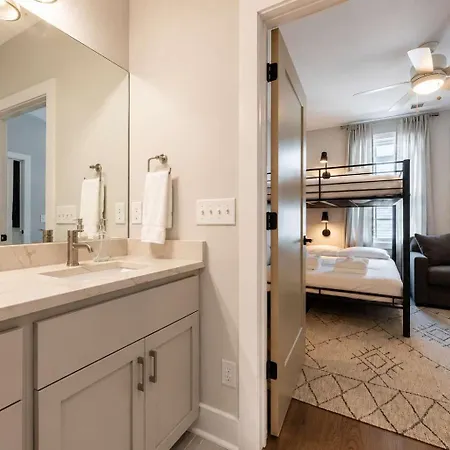 2 New Homes Near Vandy & 3 Min To Bars Holiday home