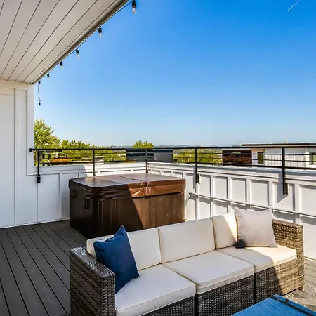 2 Homes Hot Tubs Sleeps Up To 24 Holiday home Nashville