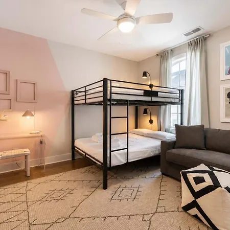 Holiday home 2 New Homes Near Vandy & 3 Min To Bars *