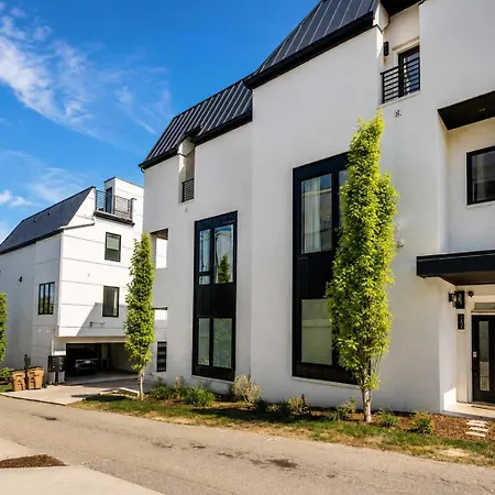 Holiday home Escape Skyline Views Minutes To Broadway *