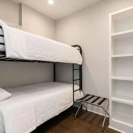 Holiday home 2 New Homes Near Vandy & 3 Min To Bars Nashville