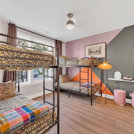 Holiday home Brand New Views Karaoke Near Downtown *