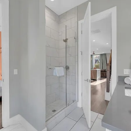 Brand New Views Karaoke Near Downtown Holiday home *