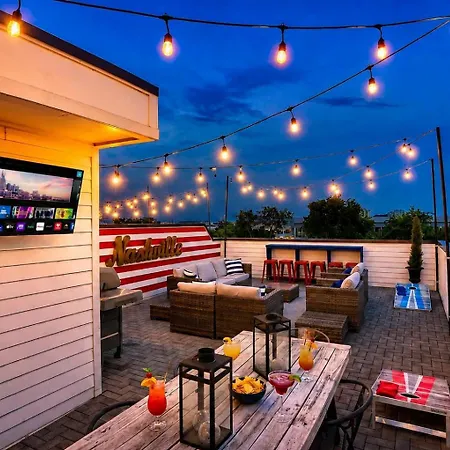 Holiday home Rooftop Deck & Shuffleboard Bbq Near Downtown *